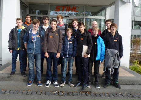 Besuchergruppe bei Stihl mit Ausbildungsleiter Herr Kootz (hintere Reihe, 2. von rechts)